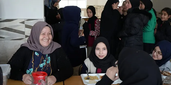 Bayburt'ta öğrencilerin Romanyalı Leyloş ablası oldu! 