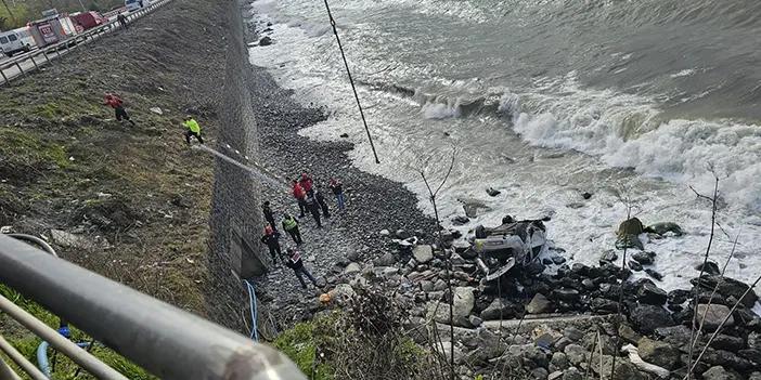 Trabzon plakalı otomobil denize uçtu! 1 kişi hayatını kaybetti